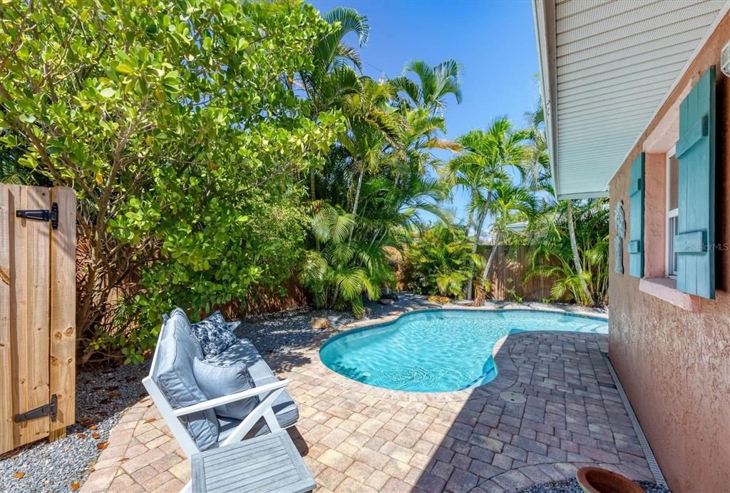 For Sale: $995,000 (2 beds, 2 baths, 975 Square Feet)