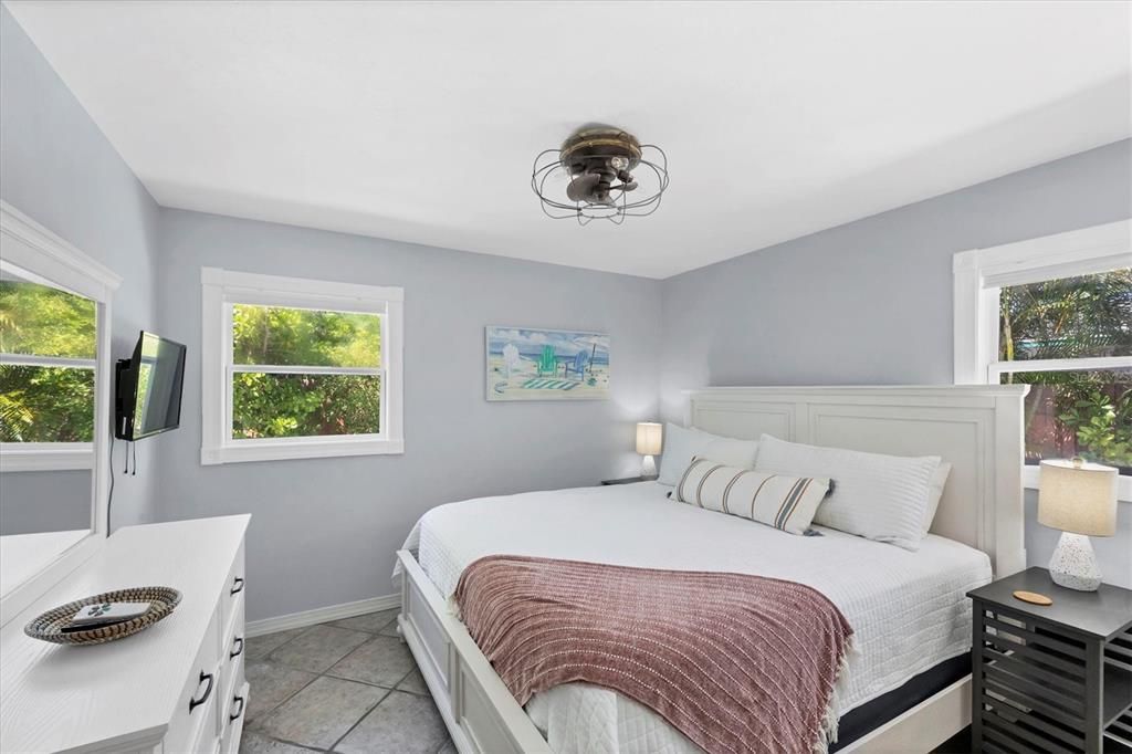 For Sale: $995,000 (2 beds, 2 baths, 975 Square Feet)