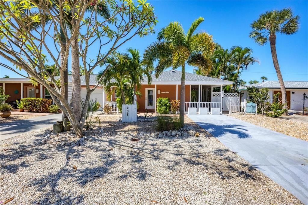 For Sale: $995,000 (2 beds, 2 baths, 975 Square Feet)