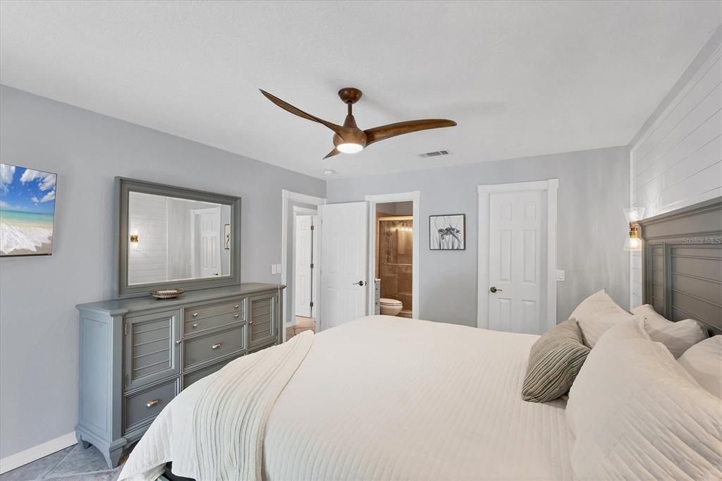 For Sale: $995,000 (2 beds, 2 baths, 975 Square Feet)