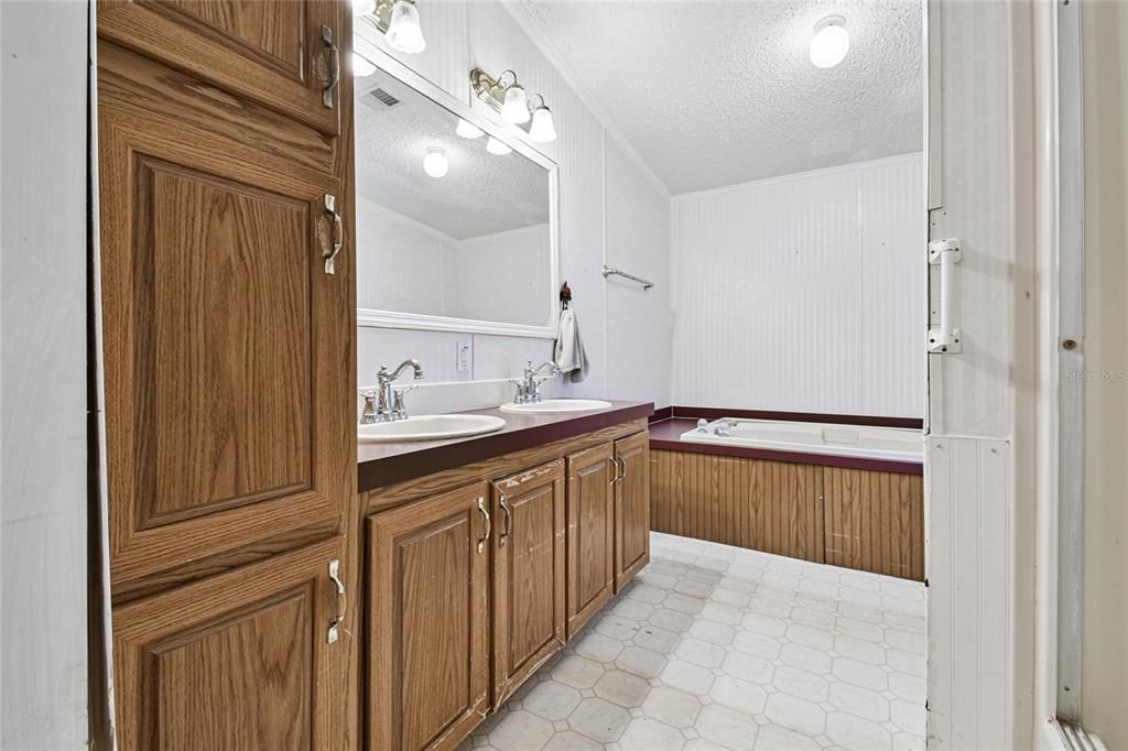 En Venta: $315,000 (4 camas, 2 baños, 1620 Pies cuadrados)