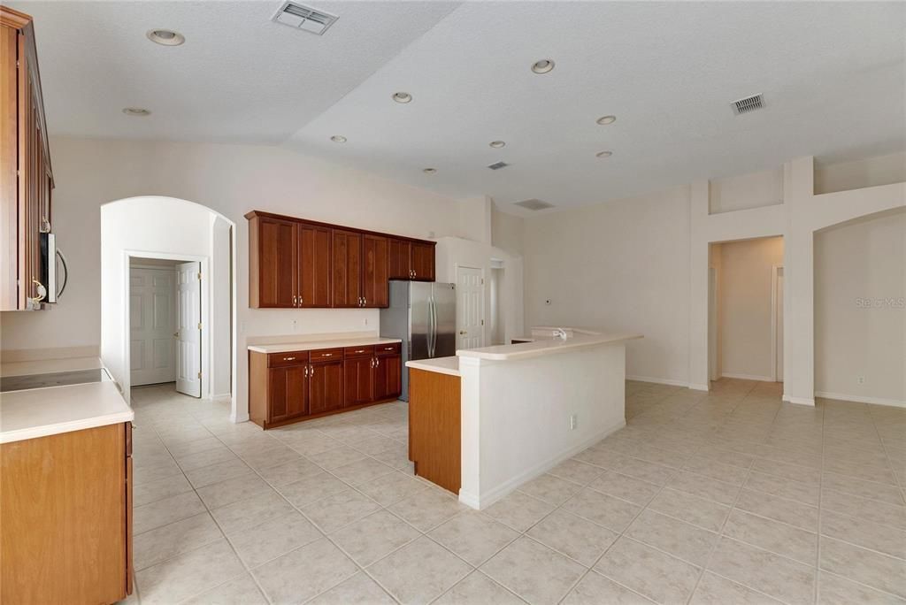 合同活跃: $475,000 (4 贝兹, 2 浴室, 2288 平方英尺)