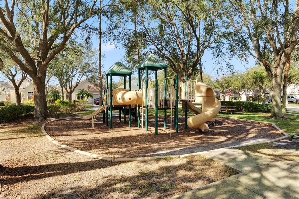 合同活跃: $475,000 (4 贝兹, 2 浴室, 2288 平方英尺)