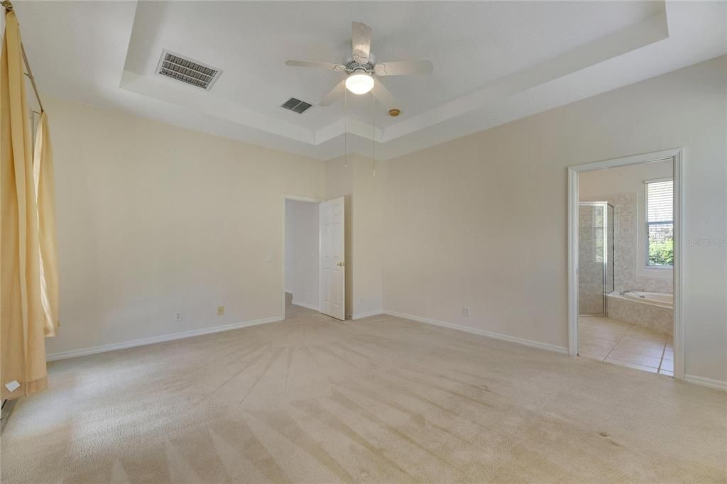 合同活跃: $475,000 (4 贝兹, 2 浴室, 2288 平方英尺)