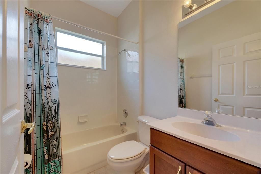 合同活跃: $475,000 (4 贝兹, 2 浴室, 2288 平方英尺)