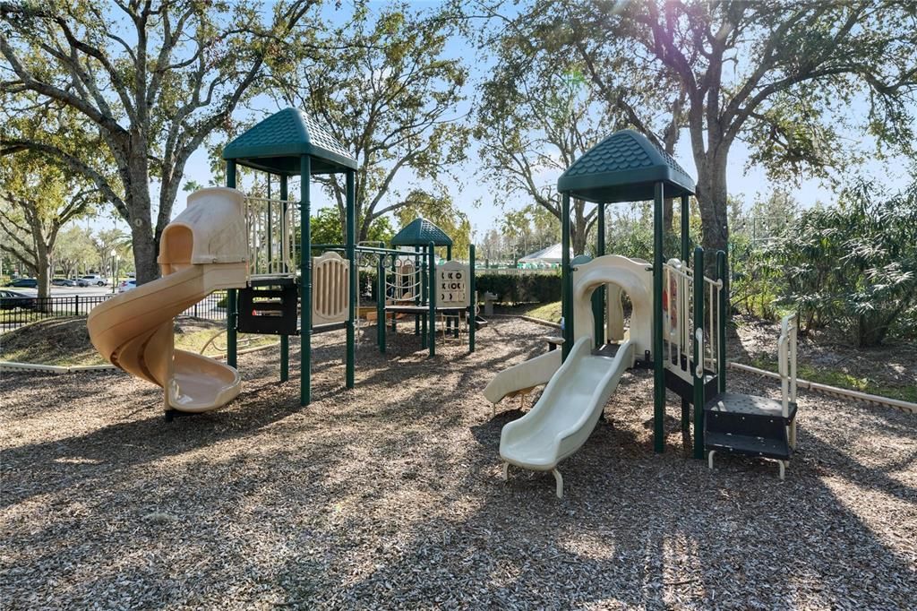 合同活跃: $475,000 (4 贝兹, 2 浴室, 2288 平方英尺)