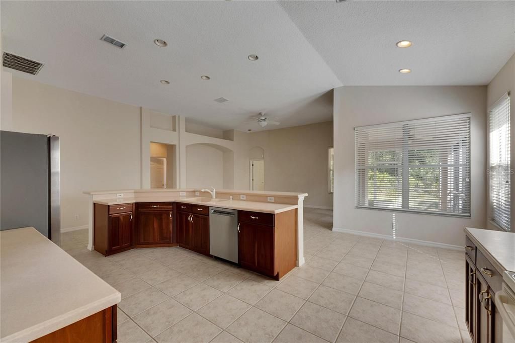 合同活跃: $475,000 (4 贝兹, 2 浴室, 2288 平方英尺)