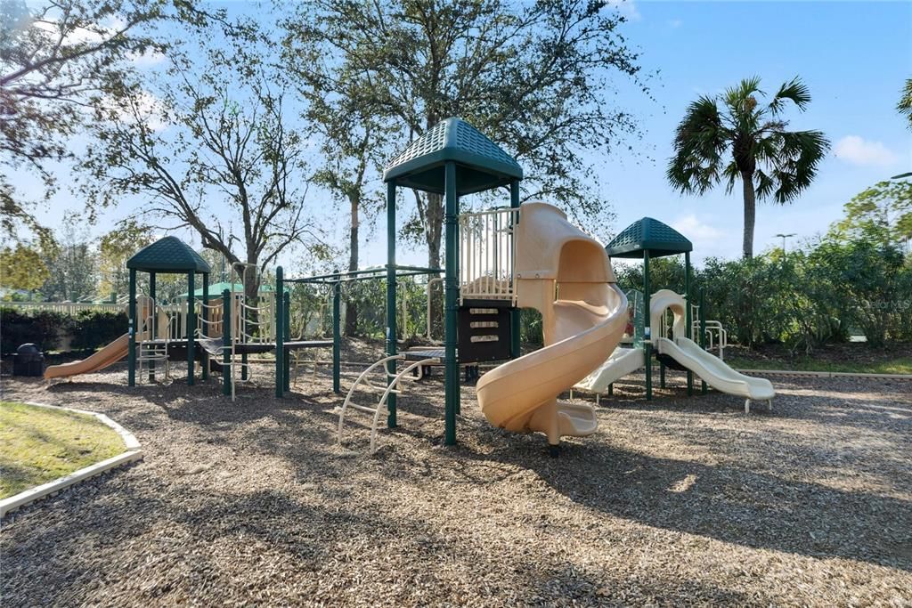 合同活跃: $475,000 (4 贝兹, 2 浴室, 2288 平方英尺)