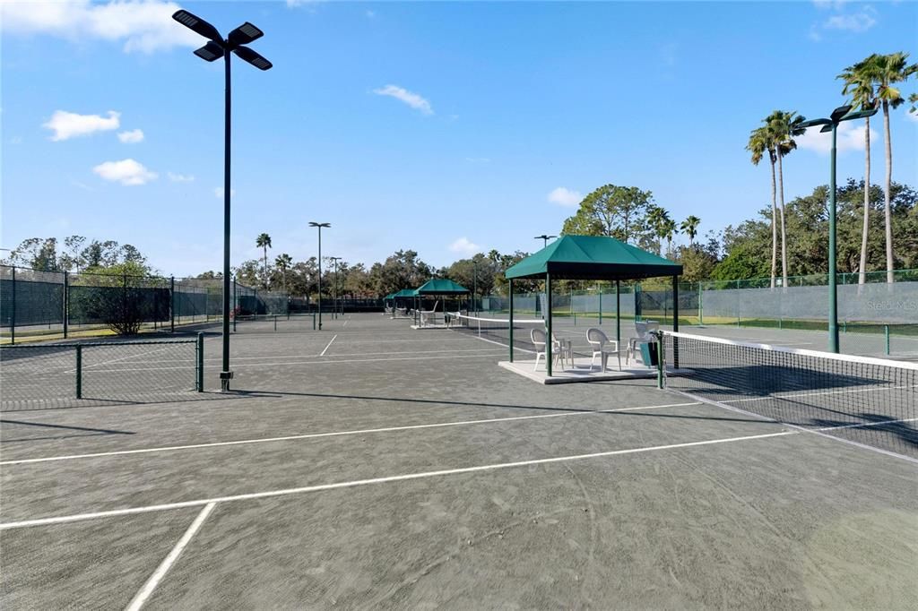 合同活跃: $475,000 (4 贝兹, 2 浴室, 2288 平方英尺)