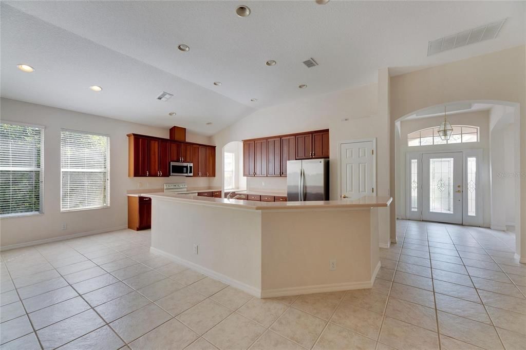 合同活跃: $475,000 (4 贝兹, 2 浴室, 2288 平方英尺)