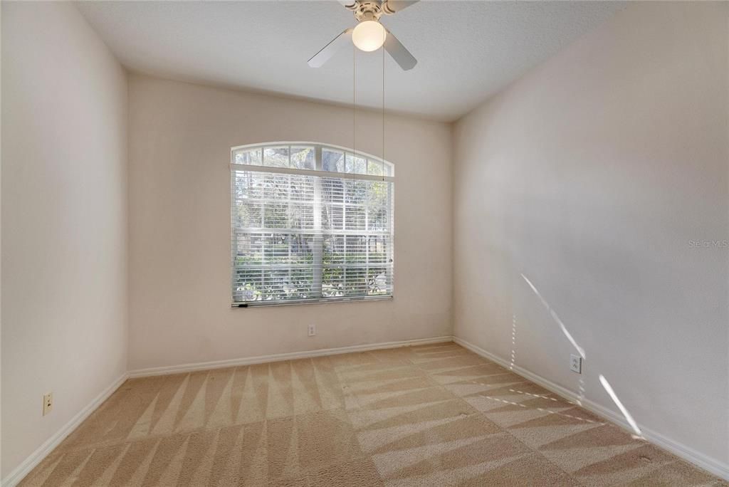 合同活跃: $475,000 (4 贝兹, 2 浴室, 2288 平方英尺)