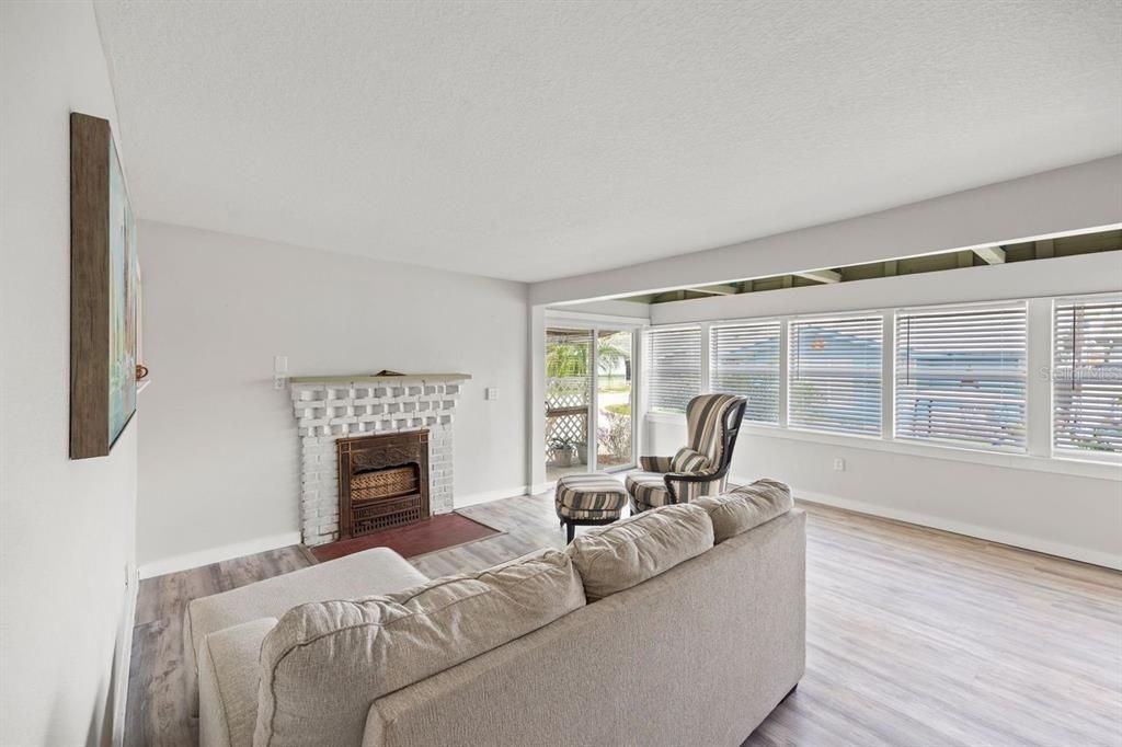 For Sale: $229,000 (3 beds, 1 baths, 1100 Square Feet)