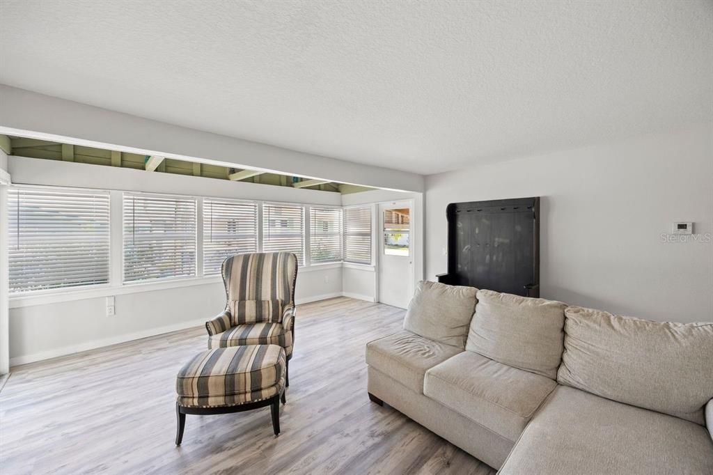 For Sale: $229,000 (3 beds, 1 baths, 1100 Square Feet)