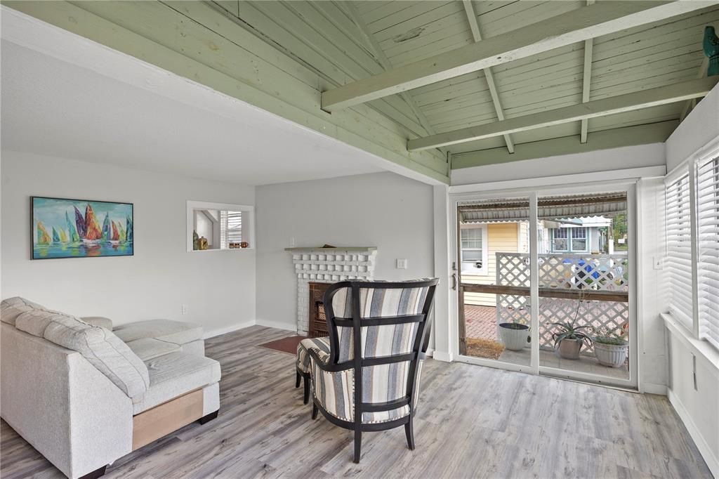 For Sale: $229,000 (3 beds, 1 baths, 1100 Square Feet)