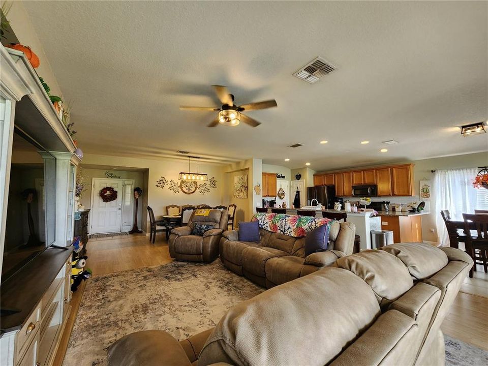 For Sale: $315,000 (3 beds, 2 baths, 1864 Square Feet)