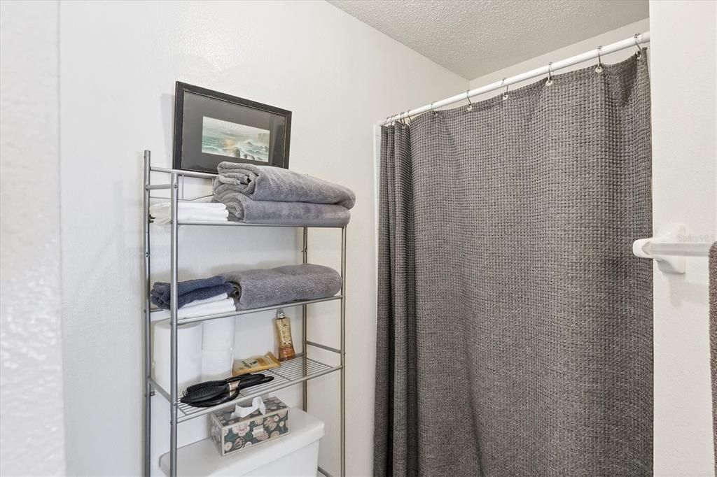 Activo con contrato: $225,000 (3 camas, 2 baños, 1445 Pies cuadrados)