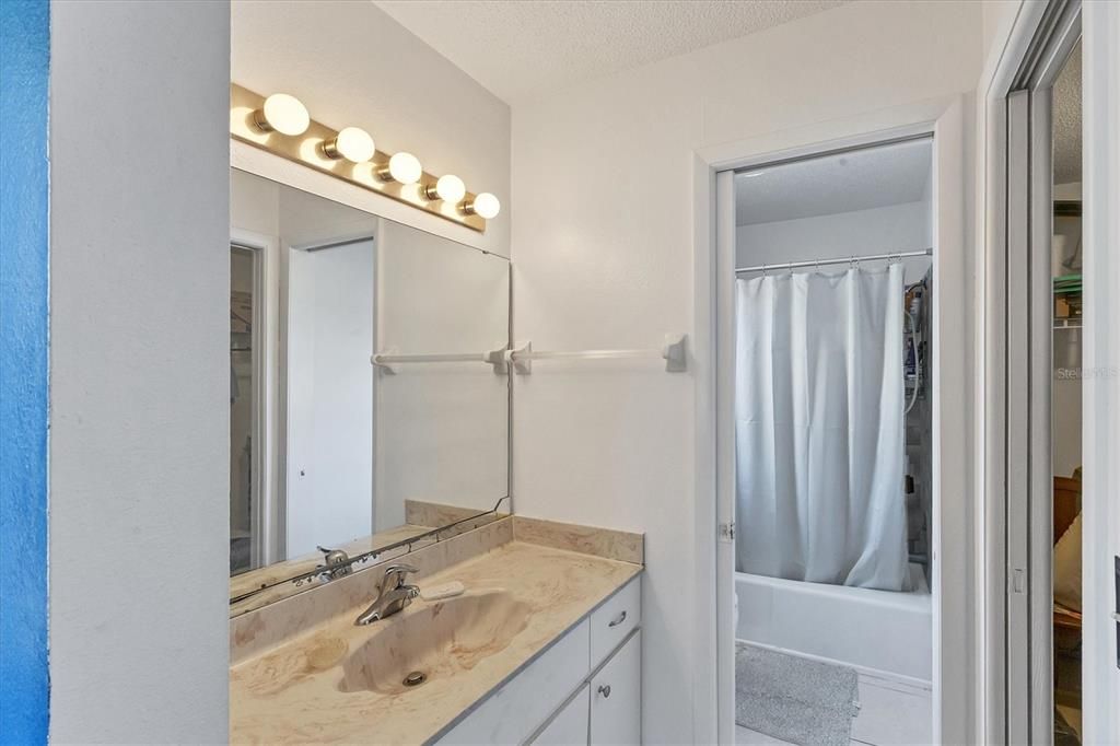 Activo con contrato: $225,000 (3 camas, 2 baños, 1445 Pies cuadrados)