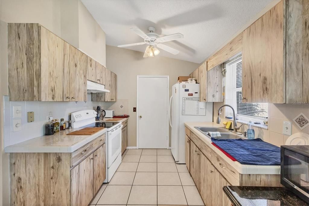 Activo con contrato: $225,000 (3 camas, 2 baños, 1445 Pies cuadrados)