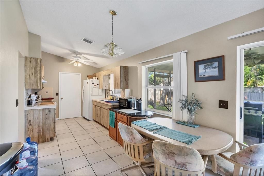 Activo con contrato: $225,000 (3 camas, 2 baños, 1445 Pies cuadrados)