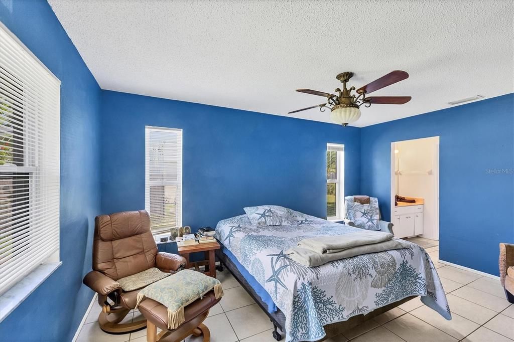 Activo con contrato: $225,000 (3 camas, 2 baños, 1445 Pies cuadrados)