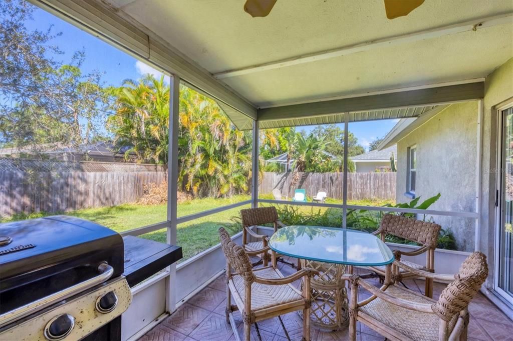 Activo con contrato: $225,000 (3 camas, 2 baños, 1445 Pies cuadrados)