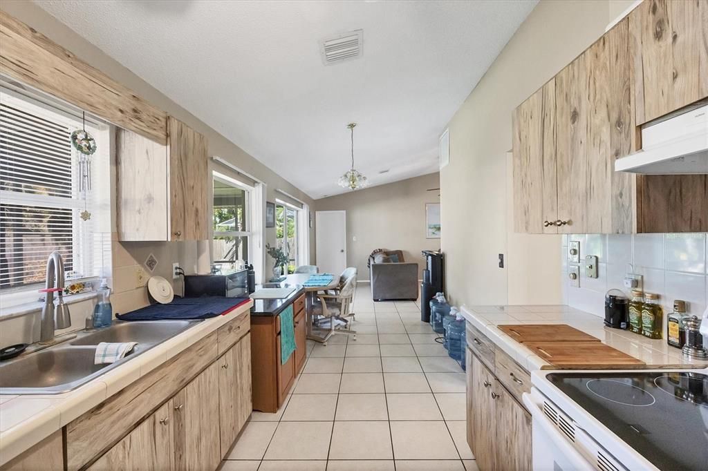 Activo con contrato: $225,000 (3 camas, 2 baños, 1445 Pies cuadrados)