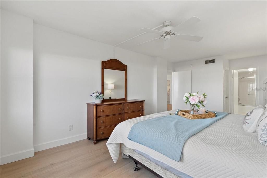 出租: $6,500 (2 贝兹, 2 浴室, 1340 平方英尺)