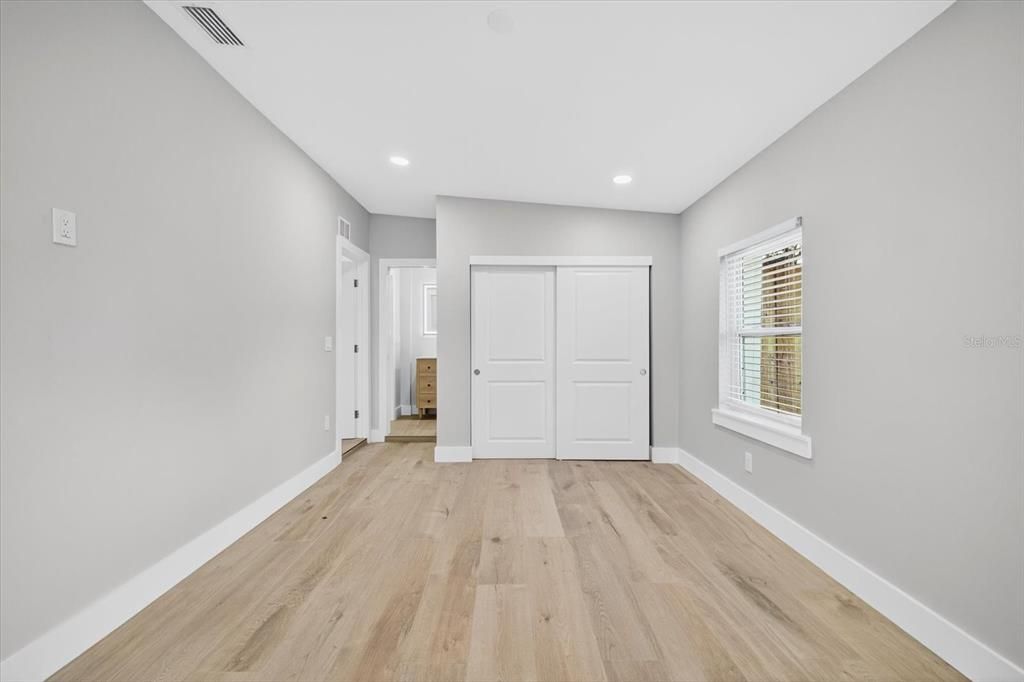 For Sale: $650,000 (5 beds, 3 baths, 2477 Square Feet)