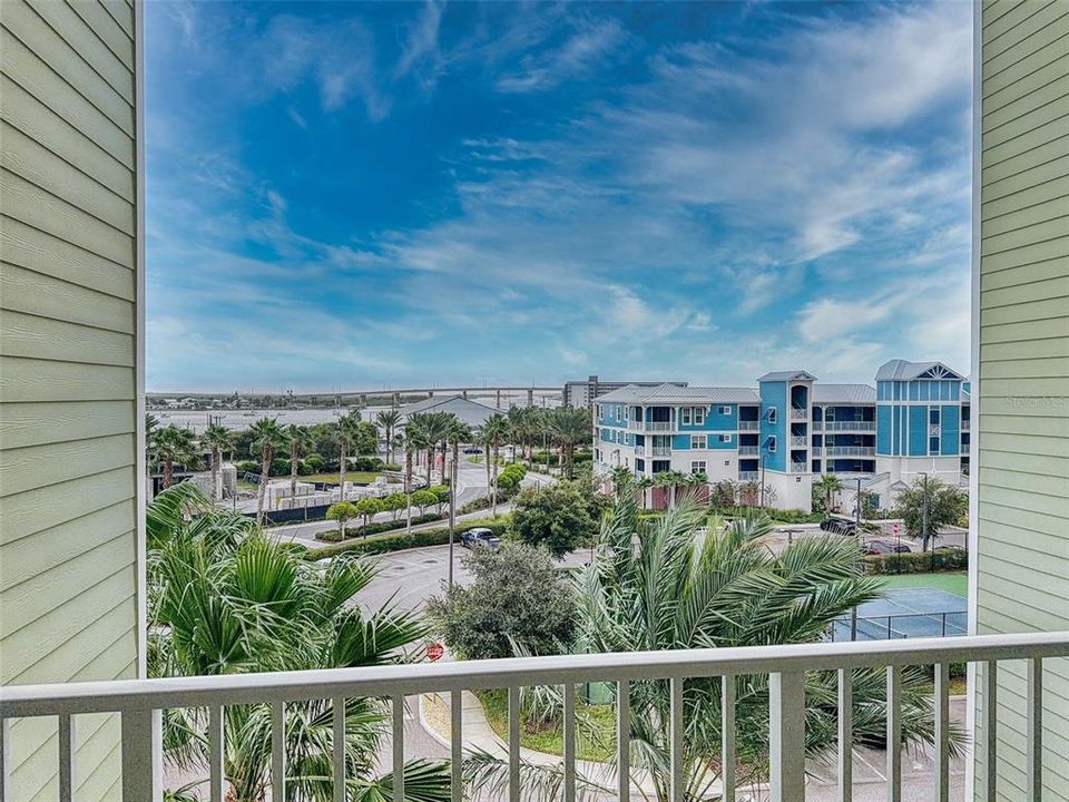 For Sale: $549,000 (2 beds, 2 baths, 1384 Square Feet)