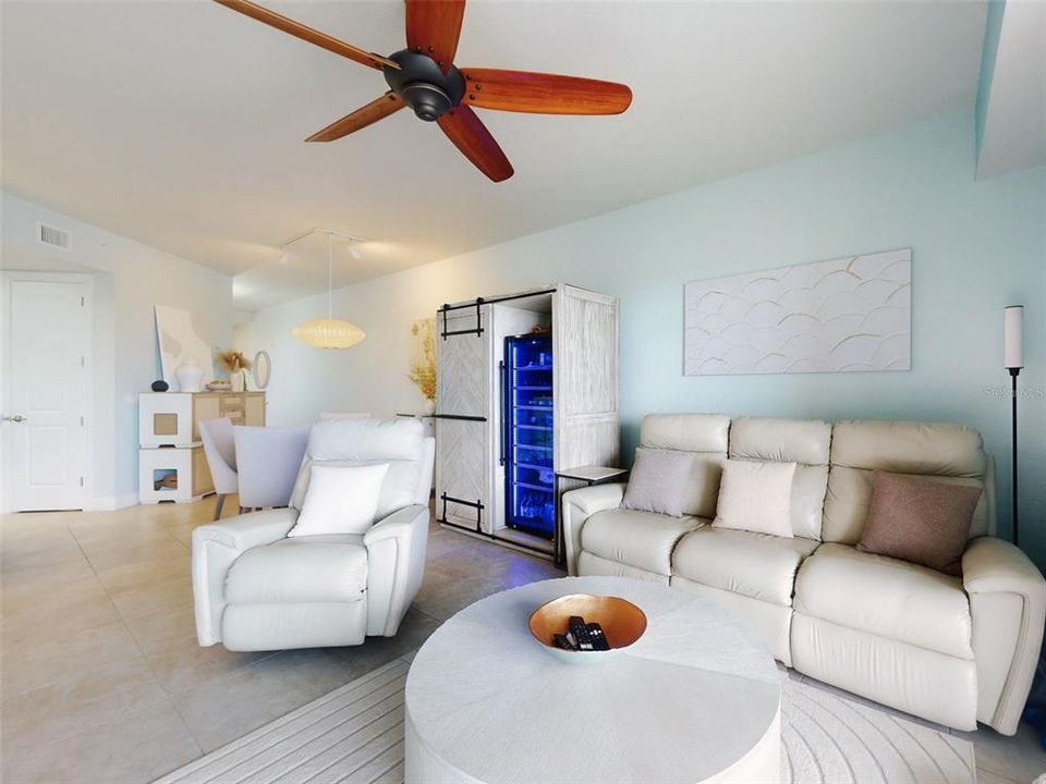 For Sale: $549,000 (2 beds, 2 baths, 1384 Square Feet)