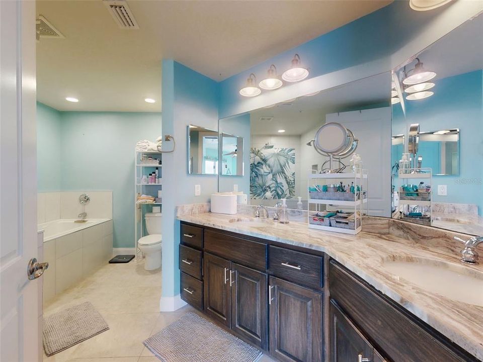 For Sale: $549,000 (2 beds, 2 baths, 1384 Square Feet)