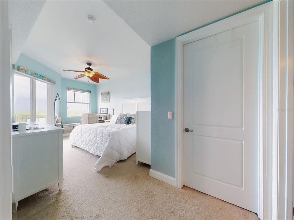 For Sale: $549,000 (2 beds, 2 baths, 1384 Square Feet)