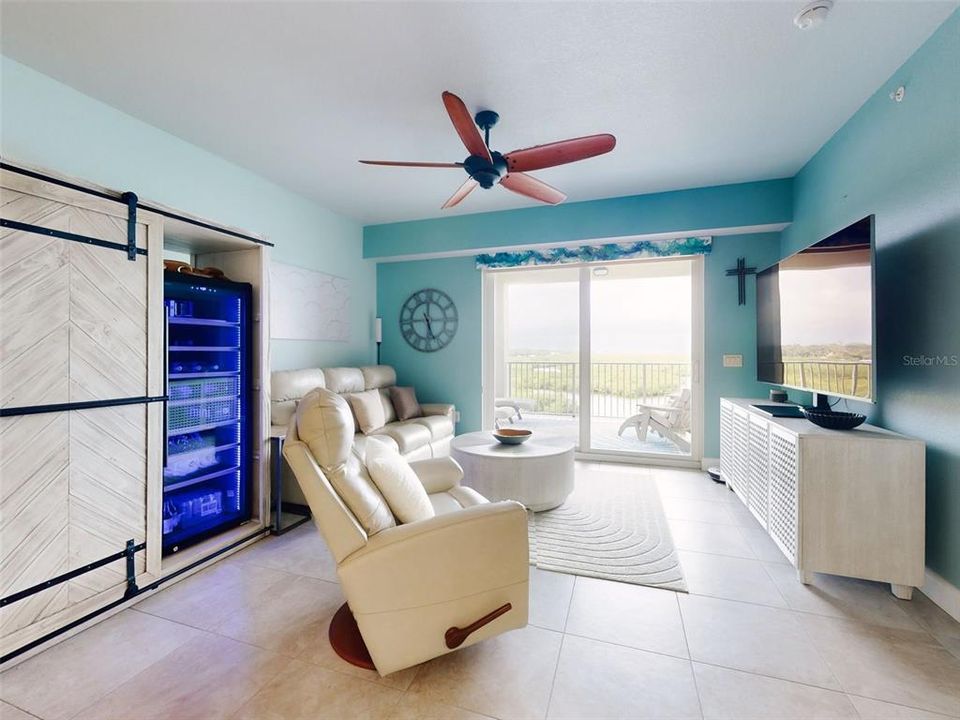 For Sale: $549,000 (2 beds, 2 baths, 1384 Square Feet)