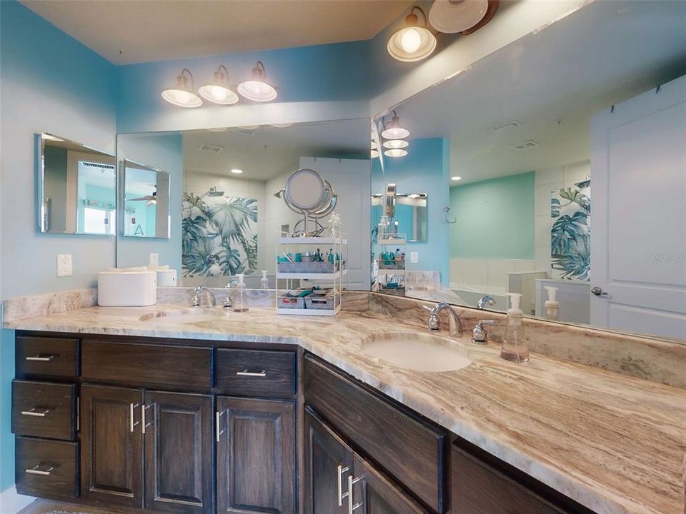 For Sale: $549,000 (2 beds, 2 baths, 1384 Square Feet)