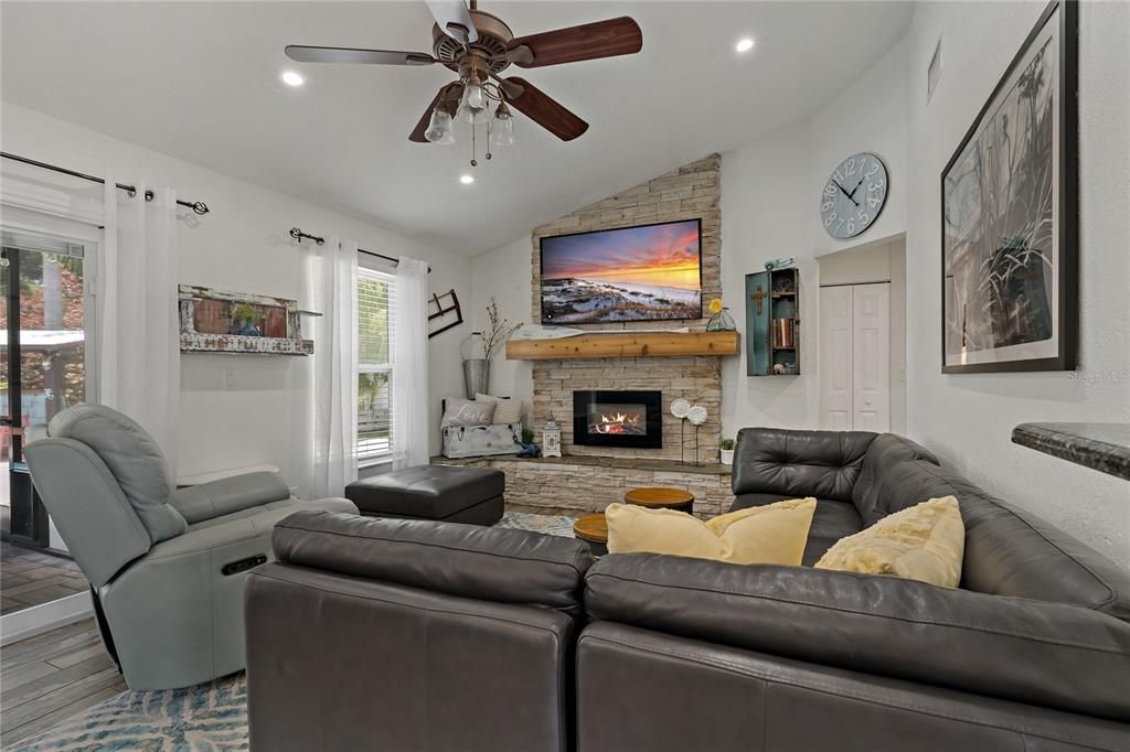 For Rent: $4,950 (3 beds, 2 baths, 1429 Square Feet)