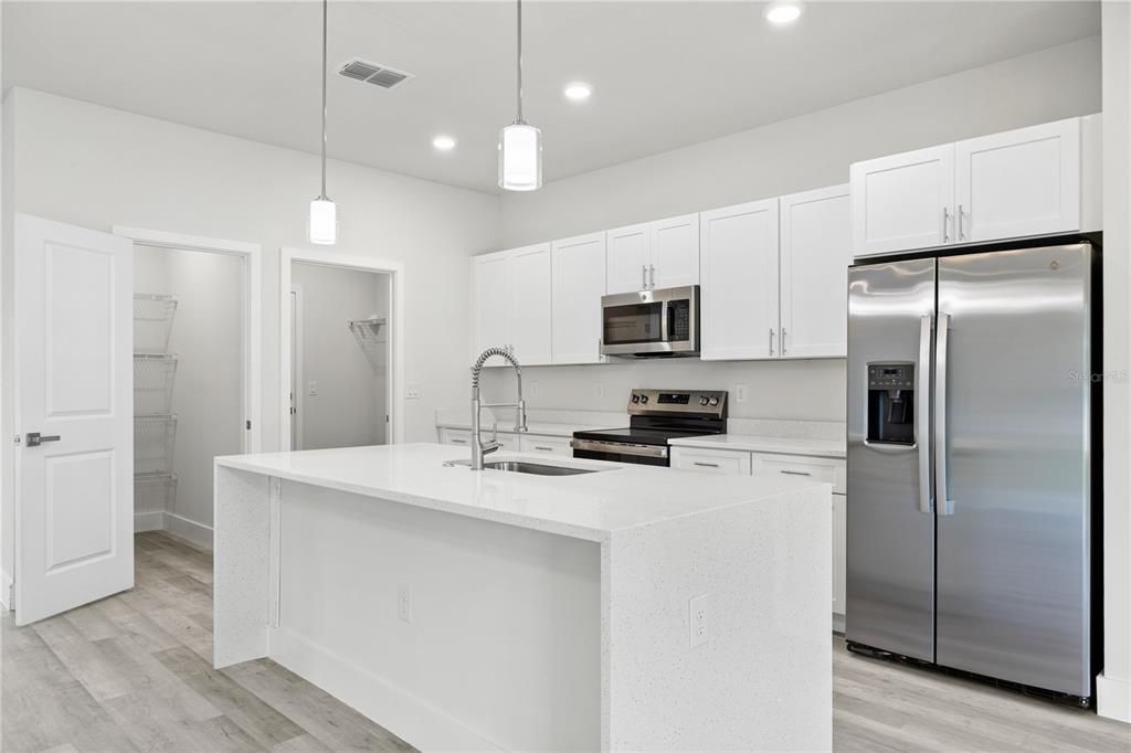 合同活跃: $319,900 (4 贝兹, 3 浴室, 1892 平方英尺)