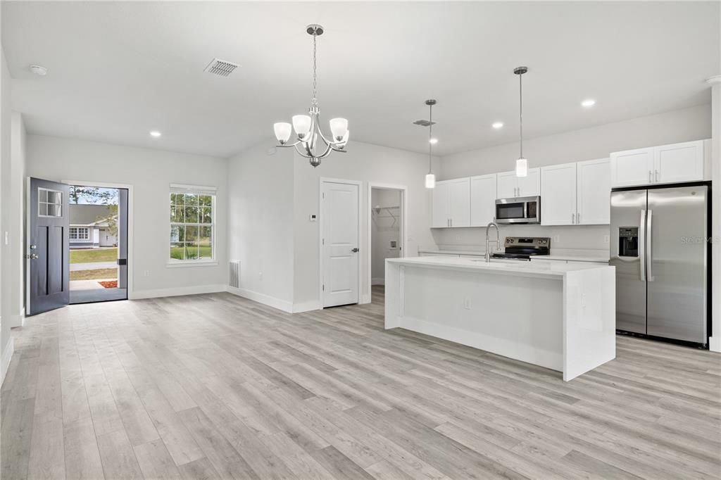 合同活跃: $319,900 (4 贝兹, 3 浴室, 1892 平方英尺)