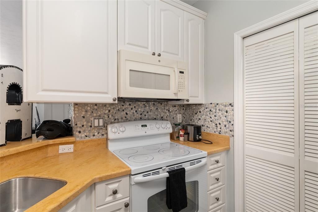 For Sale: $249,500 (1 beds, 1 baths, 788 Square Feet)