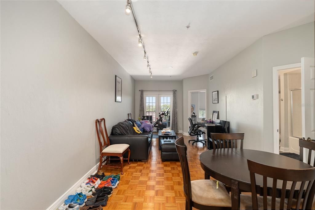 For Sale: $249,500 (1 beds, 1 baths, 788 Square Feet)