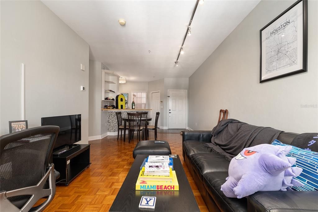 For Sale: $249,500 (1 beds, 1 baths, 788 Square Feet)