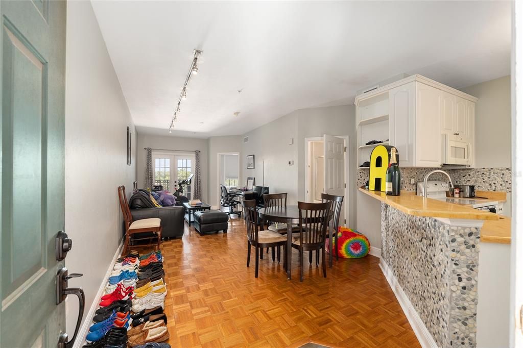 For Sale: $249,500 (1 beds, 1 baths, 788 Square Feet)