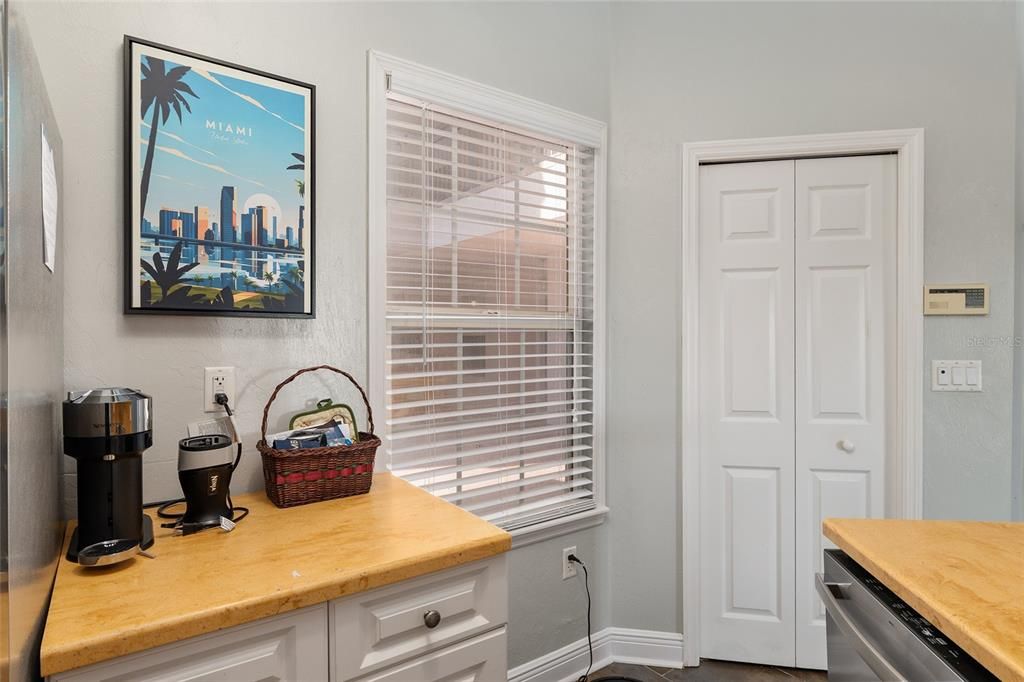 For Sale: $249,500 (1 beds, 1 baths, 788 Square Feet)