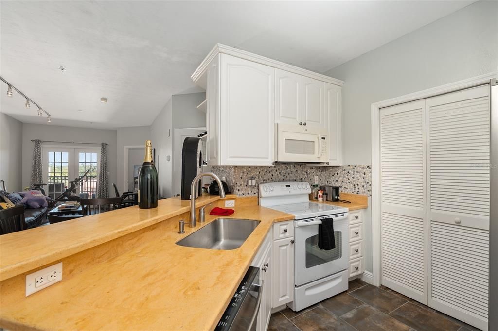 For Sale: $249,500 (1 beds, 1 baths, 788 Square Feet)
