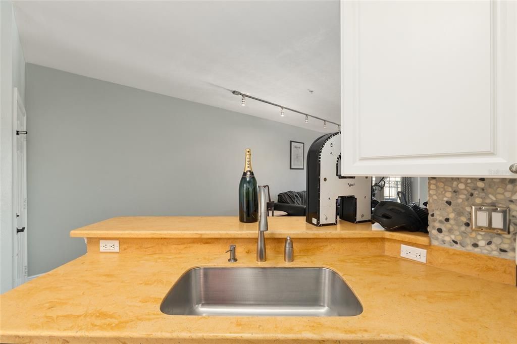 For Sale: $249,500 (1 beds, 1 baths, 788 Square Feet)