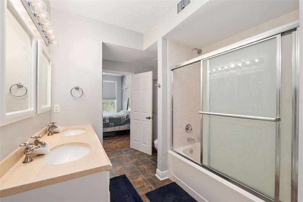 For Sale: $249,500 (1 beds, 1 baths, 788 Square Feet)