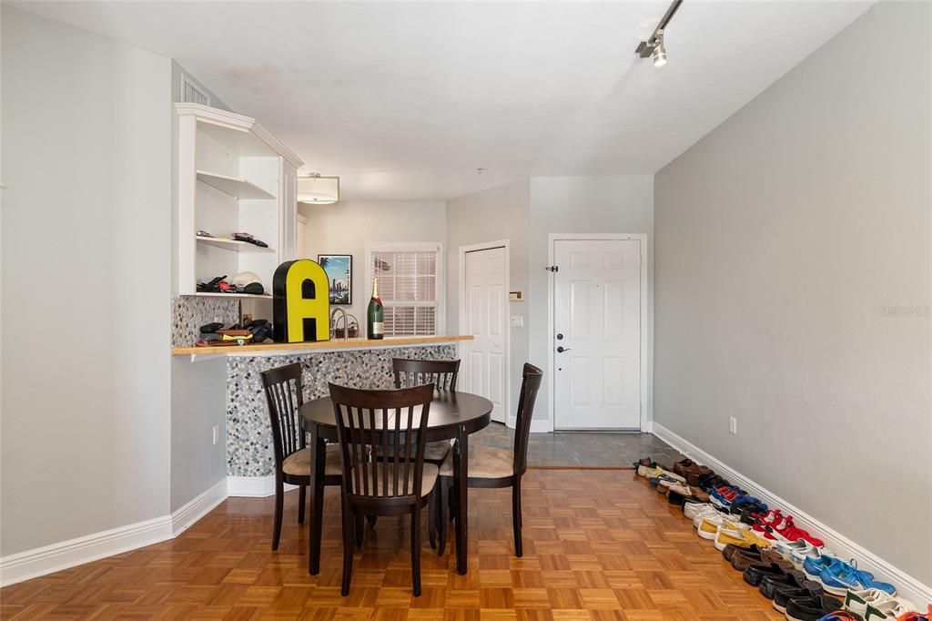 For Sale: $249,500 (1 beds, 1 baths, 788 Square Feet)