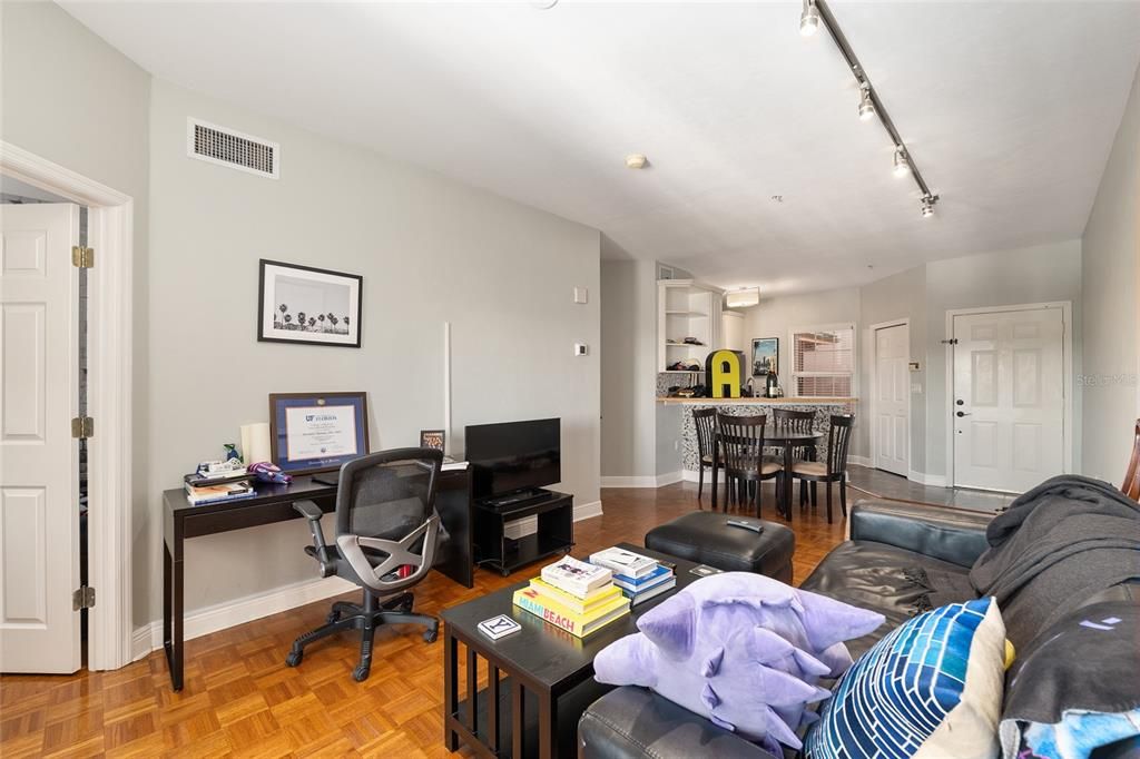 For Sale: $249,500 (1 beds, 1 baths, 788 Square Feet)