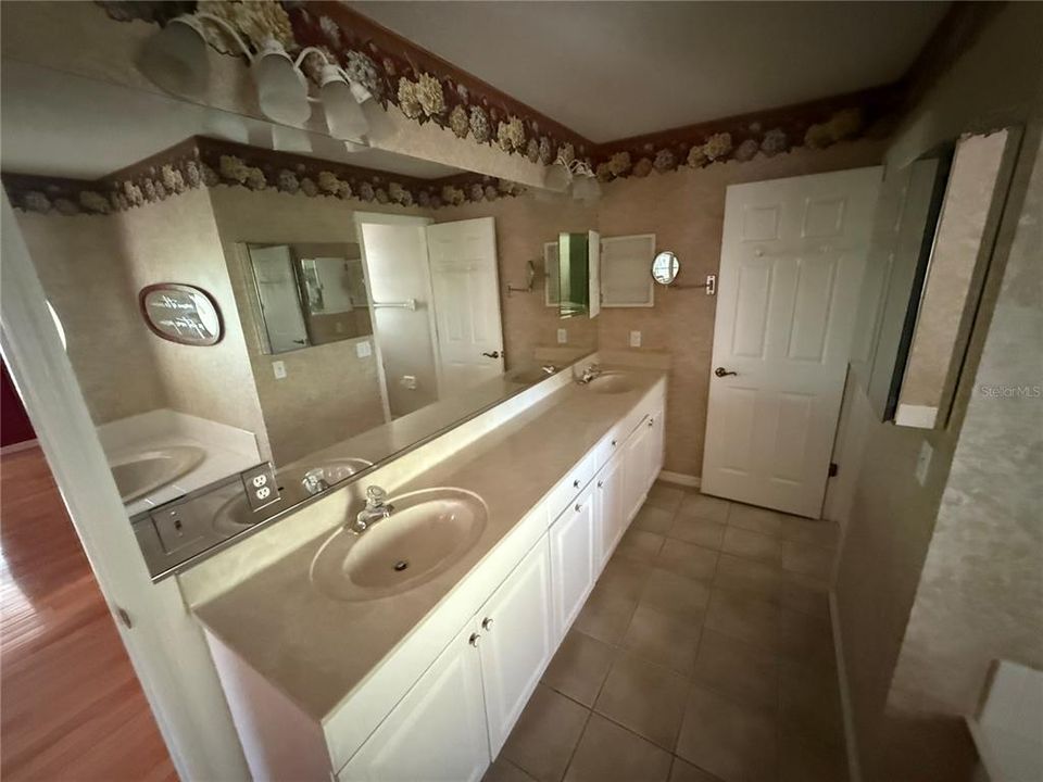 For Sale: $499,000 (3 beds, 2 baths, 2044 Square Feet)