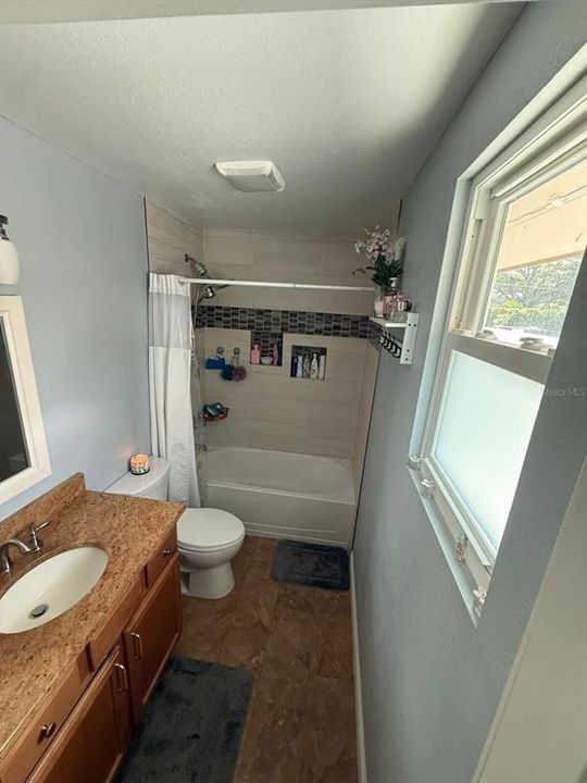 合同活跃: $350,000 (4 贝兹, 3 浴室, 1440 平方英尺)