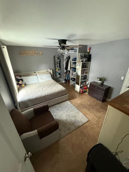 合同活跃: $350,000 (4 贝兹, 3 浴室, 1440 平方英尺)